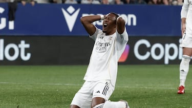 FOTODELDIA PAMPLONA, 21/02/2026.- El defensa austriaco del Real Madrid David Alaba reacciona tras una ocasión durante el partido de la jornada 25 de LaLiga EA Sports que disputan el CA Osasuna y el Real Madrid este sábado, en el estadio El SADAR de Pamplona. EFE/ Jesús Diges
