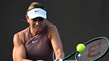 Paula Badosa golpea la bola contra Anastasia Pavlyuchenkova en el Open de Australia.