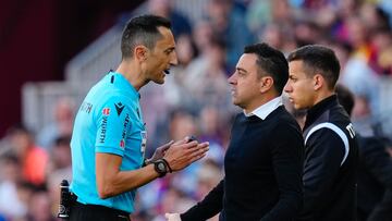 Sánchez Martínez y Xavi dialogan.