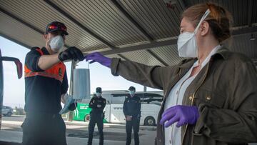 Reparto de mascarillas en Granada.