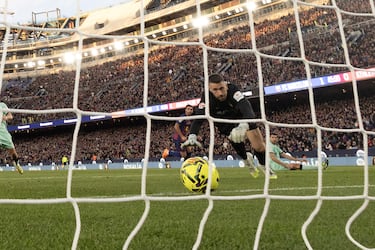 El portero del Athletic Club, Unai Simón, intenta parar el balón en el 2-0 de Ferran Torres. 



