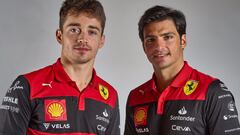Sainz y Leclerc posan con la nueva ropa de Ferrari para 2022.