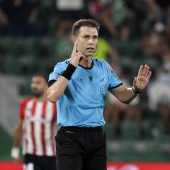 La RFEF pasa del Deportivo: tercer árbitro cántabro seguido