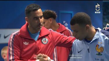 Bravo se encuentra a Mbappé antes del Chile - Francia en el túnel y esto ocurre