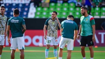 Jugadores del León durante un calentamiento previo a un partido.