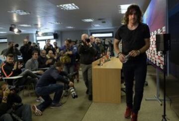 Carles Puyol jugador del Barcelona anuncia  a los medios de comunicación durante una rueda de prensa que dejará el club catalán al final de la temporada.