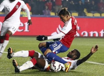 Paraguay's Edgar Benitez is tackled by Peru's Christian Ramos (bottom) near the Peru net during their Copa America 2015 third-place soccer match at Estadio Municipal Alcaldesa Ester Roa Rebolledo in Concepcion, Chile, July 3, 2015. REUTERS/Mariana Bazo