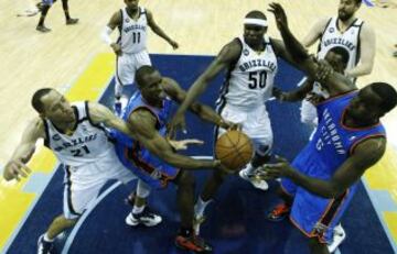 Memphis 103 - Oklahoma 97 (3-1). El jugador de los Grizzlies Tayshaun Prince (izda) intenta recuperar el control del balón de manos de Serge Ibaka (2ºizda) de los Thunder durante el partido de semifinales de la Conferencia Oeste de la NBA celebrado en el FedExForum en Memphis (Estados Unidos).