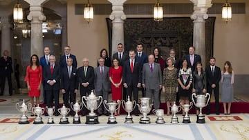 Foto de familia de los Reyes de Espa&ntilde;a con los galardonados en los Premios Nacionales del Deporte 2017.