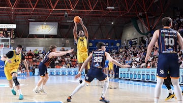 Jayson Granger, base del Movistar Estudiantes, lanza ante el Tizona Burgos.