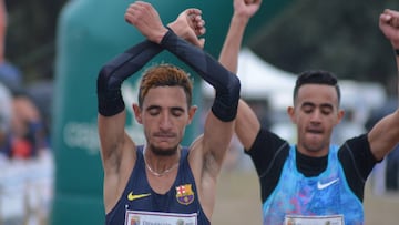 Ilias Fifa y Ayoub Mokhtar entran con las manos arriba en se&ntilde;al de protesta a su llegada a meta en el cross de Cantimpalos (Segovia).