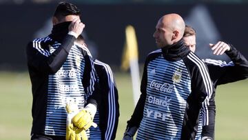 La cuenta de Twitter de la selección Argentina ha confirmado el bloqueo articular en su rodilla derecha que lo dejará fuera de la convocatoria de Rusia.