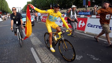Alberto Contador celebra el Tour de Francia en los Campos Elíseos