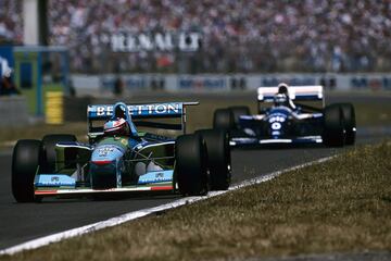 Uno de los finales más apretados y polémicos de la historia de la F1. ‘El Kaiser’, en Benetton, y Hill, en Williams, estaban separados por un punto antes de la carrera final en Adelaida. Allí logró la pole el Williams de Mansell, con el alemán segundo y Hill, tercero. Pronto los aspirantes al título quedaron mano a mano al frente y colisionaron en la vuelta 35, lo que les obligó a abandonar y dejar el Mundial en manos del alemán. Ni Williams ni Hill reclamaron por la acción del alemán, considerado incidente de carrera.