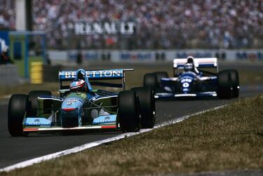 Uno de los finales más apretados y polémicos de la historia de la F1. ‘El Kaiser’, en Benetton, y Hill, en Williams, estaban separados por un punto antes de la carrera final en Adelaida. Allí logró la pole el Williams de Mansell, con el alemán segundo y Hill, tercero. Pronto los aspirantes al título quedaron mano a mano al frente y colisionaron en la vuelta 35, lo que les obligó a abandonar y dejar el Mundial en manos del alemán. Ni Williams ni Hill reclamaron por la acción del alemán, considerado incidente de carrera.