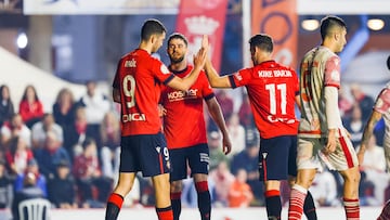 Barja celebra uno de los goles rojillos con sus compañeros.