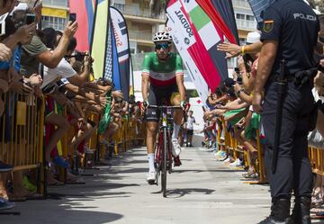 Fabio Aru rueda por las calles de Campoamor.