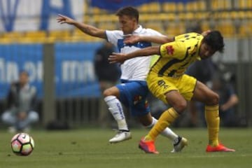 Futbol, Everton vs Universidad Catolica. 
Segunda fecha, campeonato de Clausura 2016/17.
El jugador de Universidad Catolica  Diego Buonanotte , izquierda ,  disputa el balon con Ivan Ochoa de Everton durante el partido de primera division en el estadio Sausalito de Via del Mar, Chile.
12/02/2017
Marcelo Hernandez/Photosport
*************

Football, Everton vs Universidad Catolica.   Second date, Closure Championship 2016/17.
Universidad Catolica's player Diego Buonanotte , left ,  battles for the ball against Ivan Ochoa of Everton during the first division football match held at the Sausalito stadium in Via del Mar, Chile.
12/02/2017.
Marcelo Hernandez/Photosport