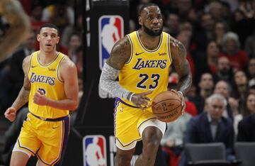 LeBron James debuta con los Lakers con derrota