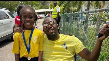 Usain Bolt, con su ahijado NJJ Walker, en Jamaica.