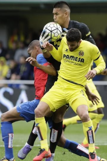 Villarreal home in on Real Madrid - images