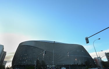 La fachada exterior del nuevo Santiago Bernabéu durante las últimas horas de sol del día.