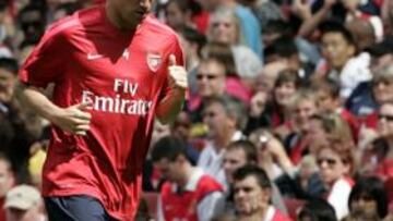 Fábregas vuelve a entrenar con el Arsenal y posa para su foto oficial