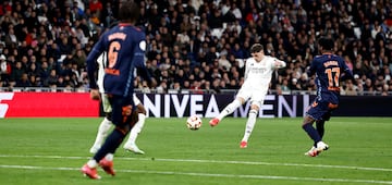 Fede Valverde anota un gol desde fuera del rea en los octavos de la Copa del Rey ante el Celta de Vigo.