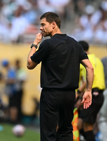 Xabi Alonso, atento a cada jugada durante el empate ante el Al Hilal.