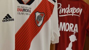 Formaciones y camisetas para la despedida de Mora