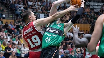 BADALONA (CATALUÑA), 24/05/2025.- El jugador del Joventut Badalona, Tomic junto al del Casademont Zaragoza, Sulejmanovic este sábado, en el partido correspondiente de la jornada 33 de la liga Endesa en Badalona. EFE/ Marta Pérez