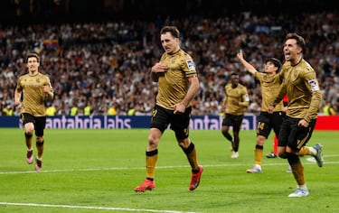 3-4. Mikel Oyarzabal celebra el cuarto gol, segundo en su cuenta particular.  La Real Sociedad lleva el partido a la prórroga.