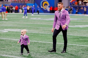 El luchador y su hijo durantre la Super Bowl de 2019 entre  New England Patriots y Los Angeles Rams.