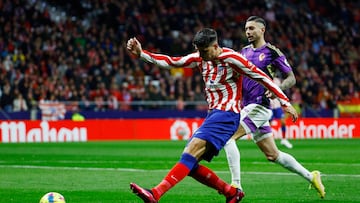 Soccer Football - LaLiga - Atletico Madrid v Real Valladolid - Metropolitano, Madrid, Spain - January 21, 2023 Atletico Madrid's Alvaro Morata shoots at goal REUTERS/Susana Vera