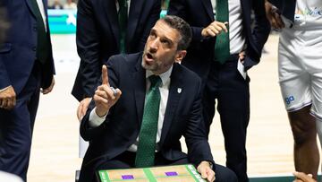 M?LAGA, 20/12/2022.- El entrenador del Unicaja, Ibon Navarro, da instrucciones a sus jugadores durante el partido de la sexta jornada de la Liga de Campeones de baloncesto disputado este martes en el Palacio de los Deportes Jos¨¦ Mar¨ªa Mart¨ªn Carpena, en M¨¢laga. EFE/Carlos D¨ªaz