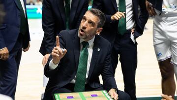 MÁLAGA, 20/12/2022.- El entrenador del Unicaja, Ibon Navarro, da instrucciones a sus jugadores durante el partido de la sexta jornada de la Liga de Campeones de baloncesto disputado este martes en el Palacio de los Deportes José María Martín Carpena, en Málaga. EFE/Carlos Díaz
