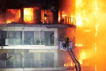 Una pareja de vecinos espera en su balcón el rescate de los bomberos