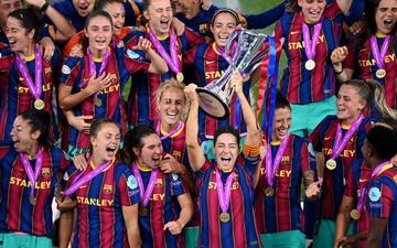 El Barcelona campeón de la Women's Champions League. Vicky Losada levanta el trofeo.