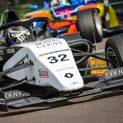 Vidales impresiona en su debut: victoria, pole y vuelta rápida