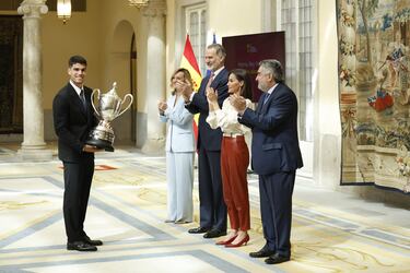Carlos Alcaraz recibiendo el premio Nacional del Deporte 2022. Entre sus méritos destacan destacan su ascenso al primer puesto del ránking de la ATP y la conquista de los torneos de Río de Janeiro, Madrid y Miami, el Trofeo Conde de Godó y el Abierto de los Estados Unidos, siendo el tenista de menor edad en triunfar en el Grand Slam
neoyorquino.