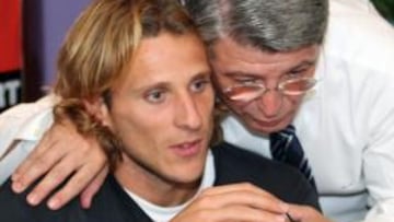 Cerezo: "Nadie ha hecho más méritos que Forlán para ganar el Balón de Oro"