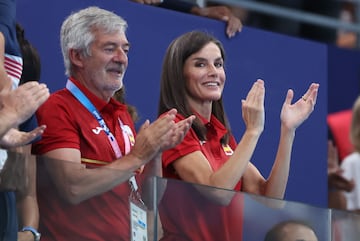 La Reina Letizia aplaude a la selección española de waterpolo masculino tras su victoria ante la selección de Serbia en el partido de la ronda preliminar de los Juegos Olímpicos.