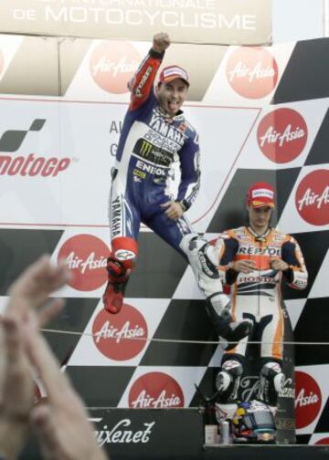 El piloto español de MotoGP Jorge Lorenzo en el podio celebrando su triunfo en el Gran Premio de Japón, circuito de Motegi.