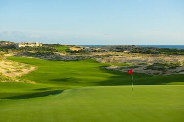 The 4th hole of El Cardonal, with the Pacific Ocean in the background.