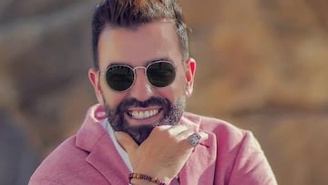 Hamid El Hadri canta el himno del Sevilla en árabe.