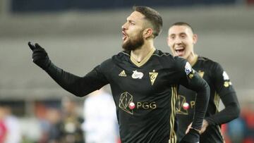 Jesús Jiménez, futbolista español del Górnik Zabrze, celebra uno de sus goles en Polonia.