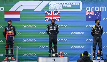 El piloto británico del ganador de Mercedes, Lewis Hamilton (C), el piloto holandés de Red Bull, Max Verstappen (L), y el piloto australiano de Renault, Daniel Ricciardo, tercer clasificado, suben al podio después del Gran Premio de Eifel de Fórmula Uno de Alemania en el circuito de Nuerburgring