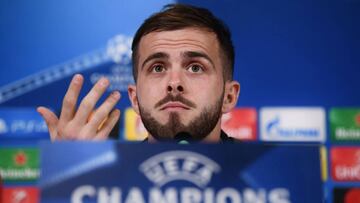 Pjanic en una conferencia de prensa de la Champions League.