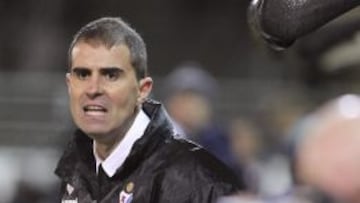  El entrenador del Eibar, Gaizka Garitano, durante el partido de Liga en Primera Divisi&oacute;n ante el Atl&eacute;tico de Madrid disputado esta tarde en el estadio de Ipur&uacute;a, en Eibar. 