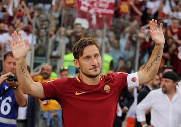 El romano Francesco Totti fue uno de los mejores jugadores de su década pero siempre anduvo lejos de conseguir el máximo trofeo europeo, ya que el Roma no alcanzó el nivel necesario como para pelear con los más grandes de Europa. El no ganar el trofeo no le impidió hacer historia en la competición, siendo el jugador más veterano en marcar en la Champions League (38 años y 59 días en un 1-1 entre Roma y CSKA de Moscú). 